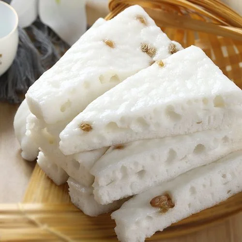 一盘刚蒸好的家常酒酿糕，松软可口，点缀着枸杞和桂花_1