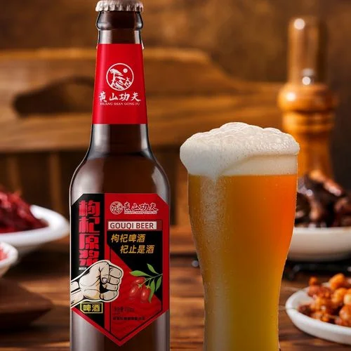 家庭酿造枸杞精酿啤酒的工作台，展示发酵罐中的琥珀色啤酒与悬浮的枸杞颗粒，以及麦芽、啤酒花等原材料。_1