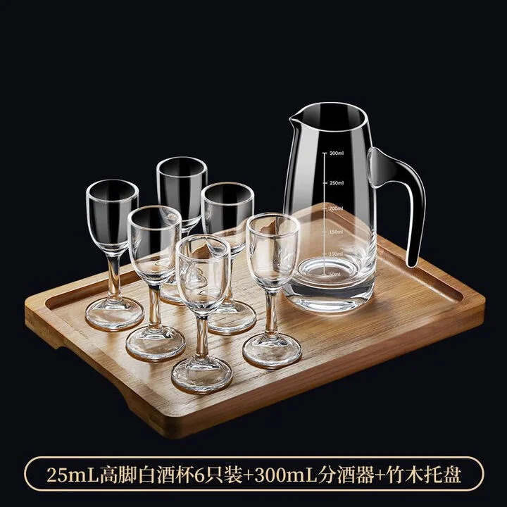 一个带有清晰刻度的玻璃分酒器与一个白酒杯对比图，直观展示分酒器的容量大小_1