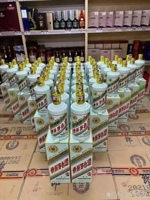 一瓶精致的白酒静置于古朴桌面上，搭配书法笺和梅花，体现送礼的品味与心意。_1