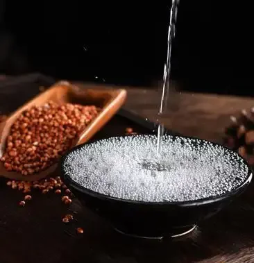 自酿玉米酒、玉米粒、温度计和酒曲在木桌上的静物摆设，展示家庭酿酒的关键原料与工具。_1