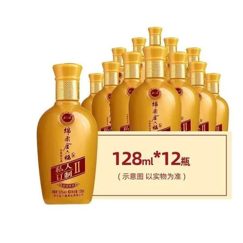 酿酒师在品鉴不同纯粮白酒，观察酒体挂杯和色泽的专业场景_1