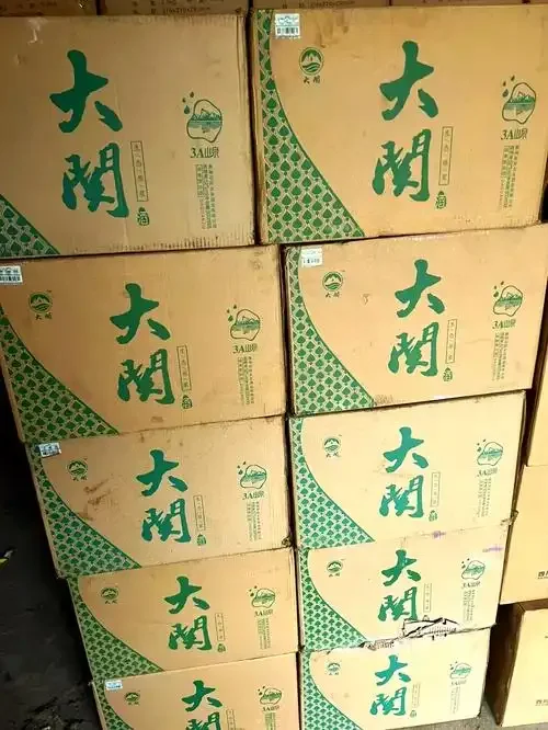 限量版珍藏酒在酒窖橡木桶旁的展示，突出其独特的瓶身设计与陈酿环境_1