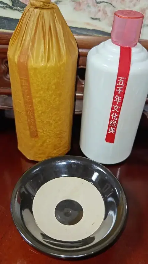 茅台镇风格口粮酒与酿造原料展示：质朴玻璃酒瓶、红缨子高粱和传统酒曲饼_1