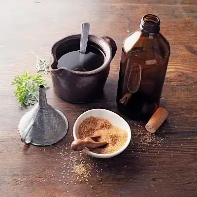 家庭自制蝎子酒实拍图：玻璃罐中蝎子与药材在白酒中清晰可见_1