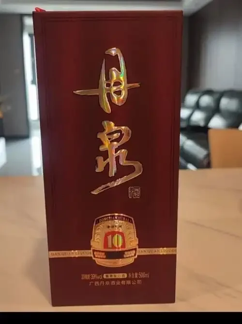 家庭酿造酱香型小白酒场景：陶缸内正在发酵的酒醅与精选的糯高粱原料_1