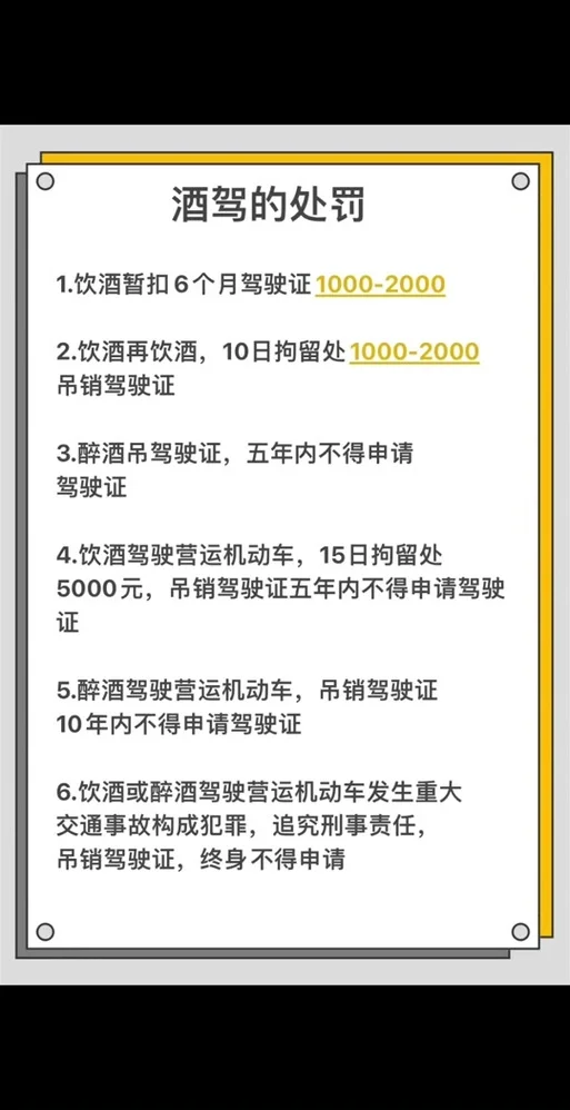 夜晚路边停放的营运车辆驾驶室特写，钥匙挂在门上，仪表盘上放着一个水杯，暗示着司机可能存在的松懈状态。_1