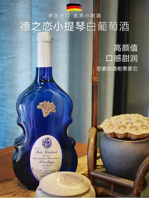 红酒、酒杯、葡萄、橡木片与显示不同价格电子设备的静物组合，寓意红酒价格的多元构成因素。_1