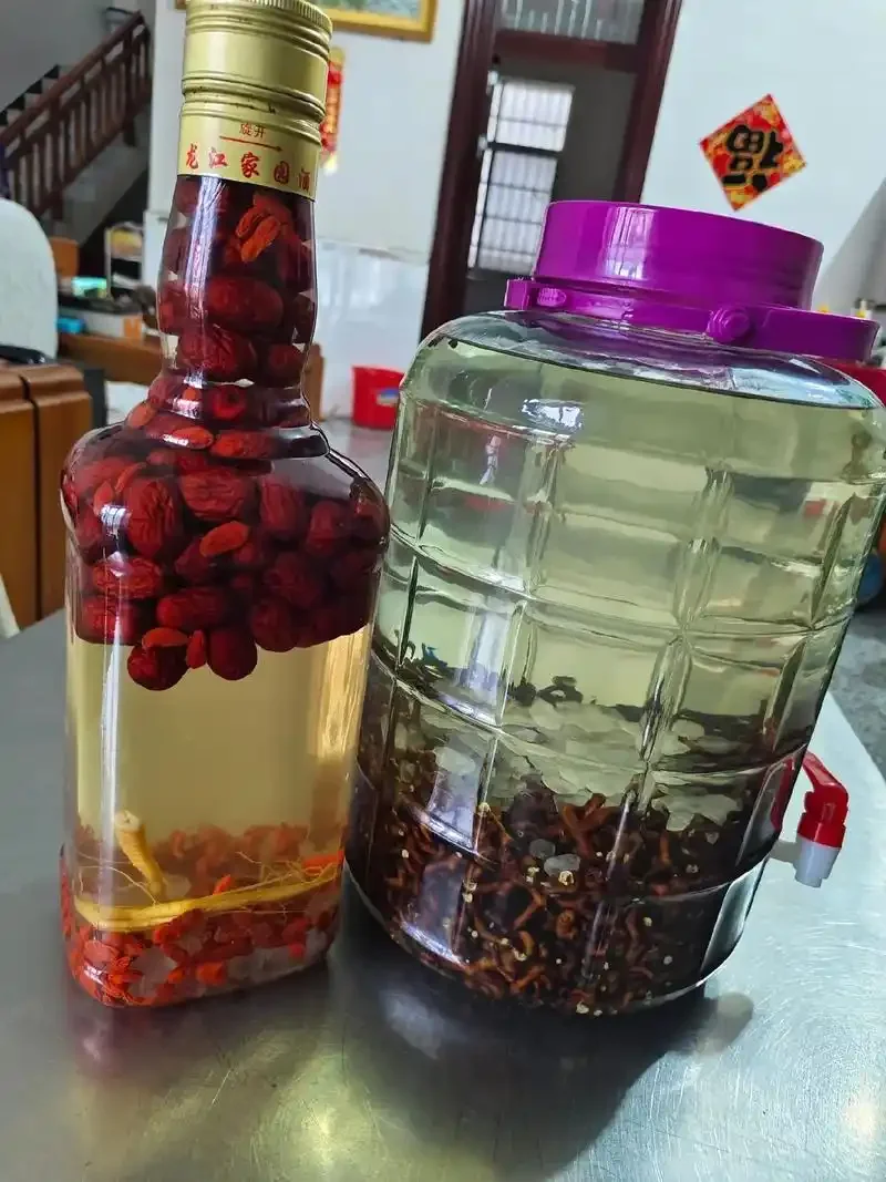 在家自制的枸杞桂圆酒，装在一个透明玻璃罐中，酒色金黄透亮，枸杞和桂圆清晰可见_1