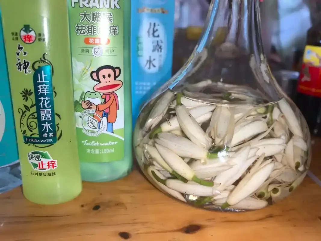 正在浸泡中的黄桷兰花酒，白色花朵在金黄酒液中清晰可见_1