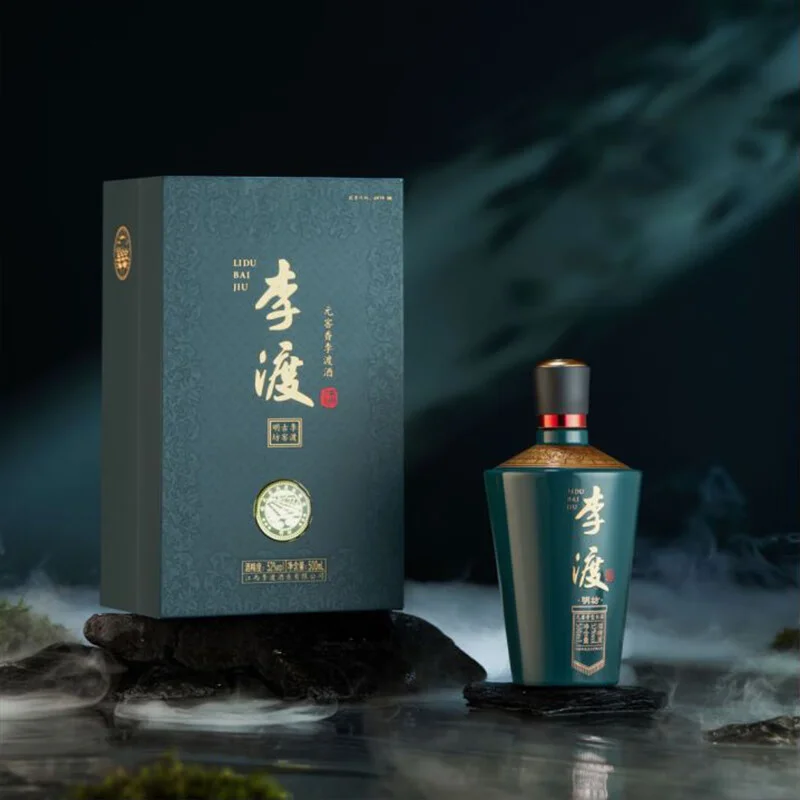 传统家庭酿酒场景：蒸熟的高粱在木甑中冒着热气，旁边摆放着酒曲、陶缸等酿酒工具，展现固态发酵的核心步骤。_1