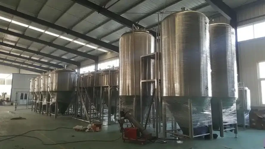 小型精酿啤酒设备糖化煮沸发酵三件套在酿酒坊中的实景工作照片_1