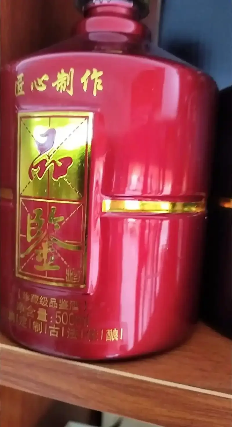 传统酿酒车间内景，巨大的陶坛与匠人工作侧影，展现纯粮酿造氛围_1