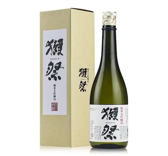 日本清酒与中国传统米酒对比图，展示不同的酒瓶、酒具和色泽差异_1