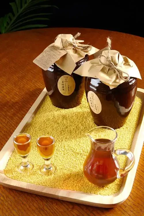 酿酒师在作坊中检查黄酒二次发酵状态，观察醪液气泡和风味形成_1