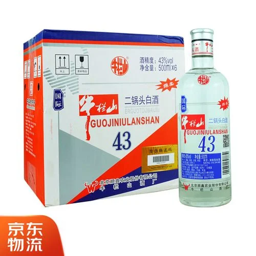 传统固态法白酒酿造现场，陶制酒甑中热气腾腾的酒醅与旁边的粮食原料特写_1