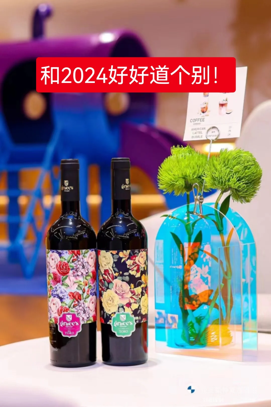 三种不同颜色红葡萄酒在玻璃杯中，旁边放着橡木桶板和新鲜黑葡萄，展示葡萄酒的色泽与原料关联_1