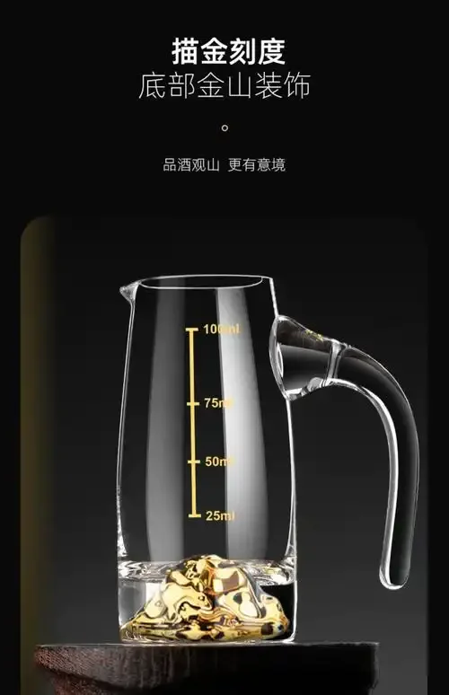 三种不同材质与器型的白酒分酒器（玻璃、陶瓷、简约现代）及配套酒杯的俯拍展示图_1