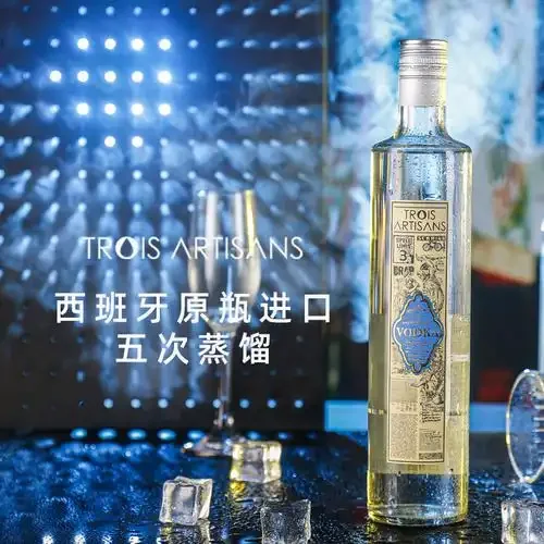 伏特加蒸馏过程特写：晶莹酒液从冷凝管滴落，展现高纯度基酒的诞生。_1