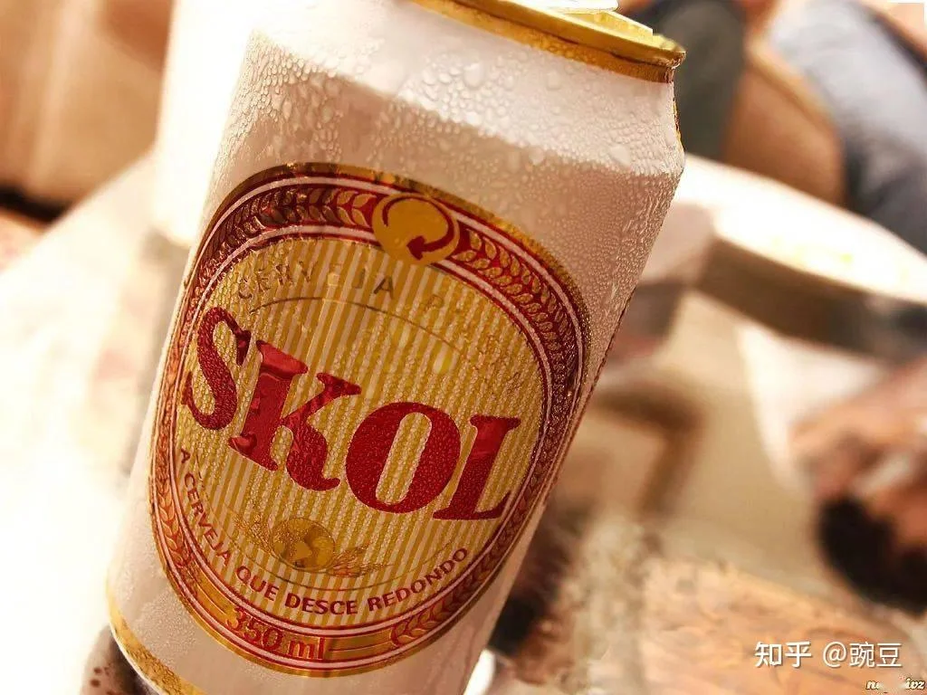 在专业酿酒工作室中，清澈的金黄色Skol风格啤酒正在玻璃发酵罐中发酵，周围摆放着酿酒工具。_1