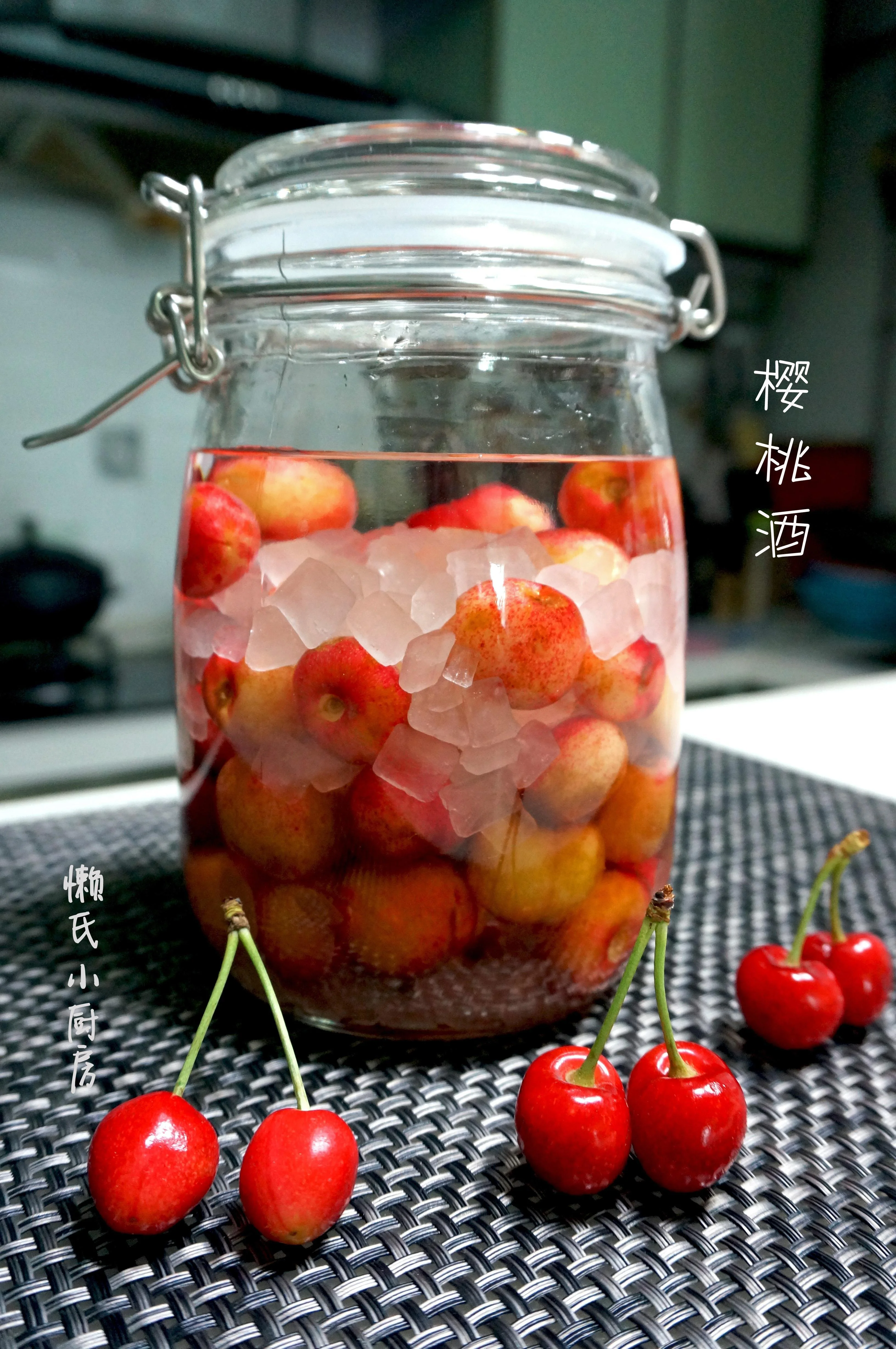 家庭手工酿造樱桃酒的初始发酵阶段：玻璃罐中樱桃、糖和酵母的混合物特写_1