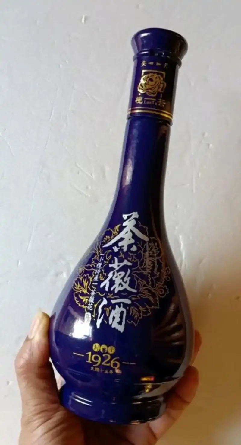 广东特色名酒展示：玉冰烧、九江双蒸、长乐烧等岭南佳酿静物摄影。_1