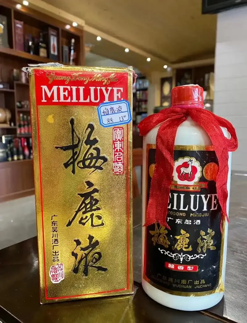 广东传统酿酒工艺展示：酿酒师傅在工坊中查看陶缸内米酒的发酵情况_1