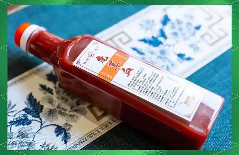 一瓶自制鹿茸血人参酒特写，配料鹿茸与人参清晰可见，摆放在古朴木桌上_1