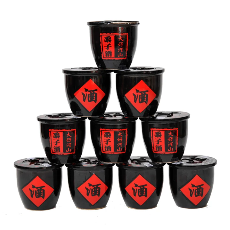 一碗清澈微黄的家酿黍米酒特写，旁边散落着金黄色黍米，背景是传统酿酒工具。_1