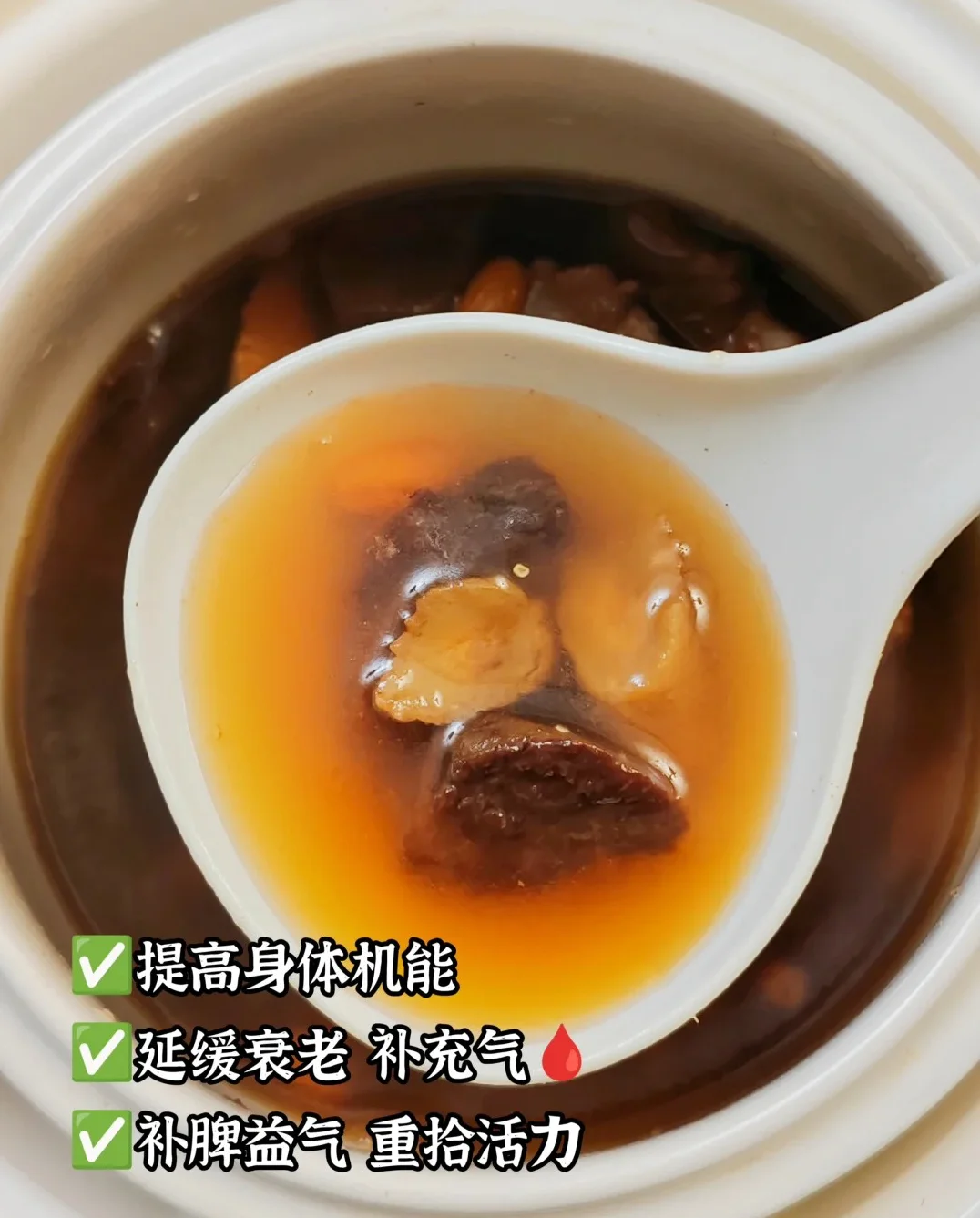 见血清泡酒制作过程展示：透明玻璃罐中见血清药材浸泡在清澈酒液中。_1