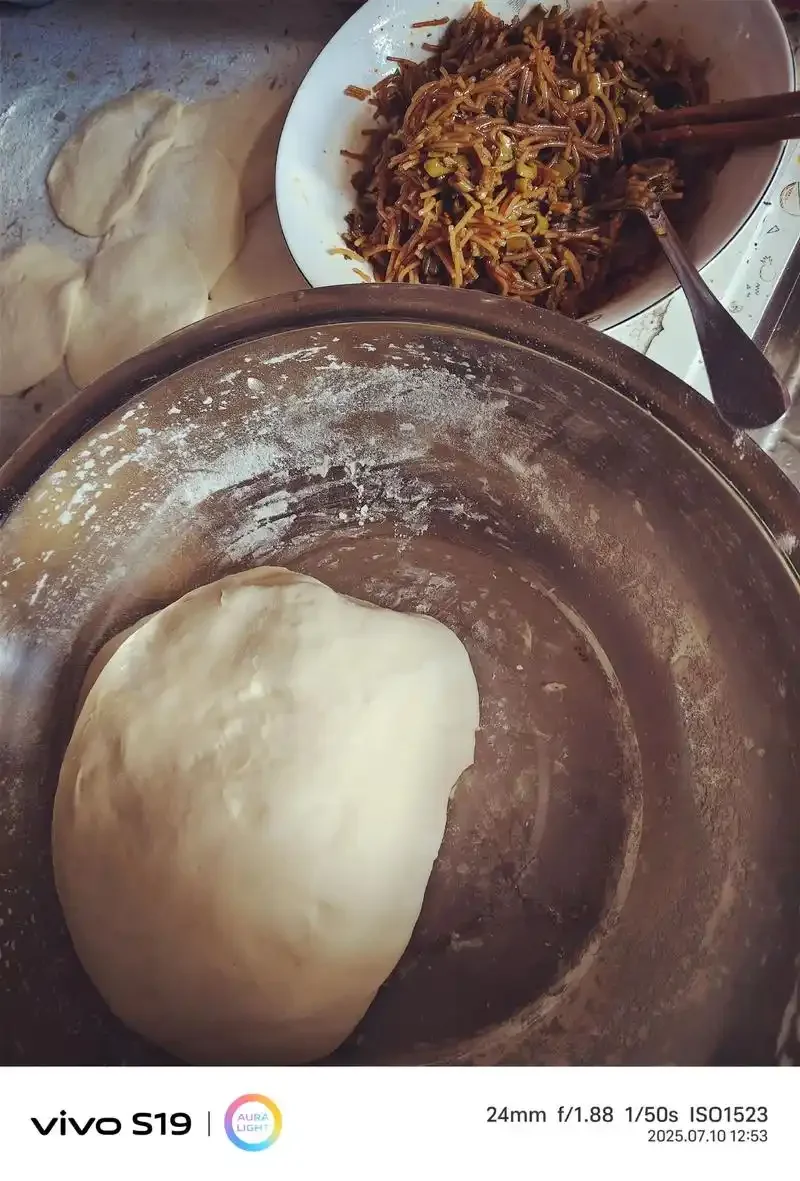 刚出笼的甜酒馒头，组织蓬松，旁边配有一碗甜酒酿_1