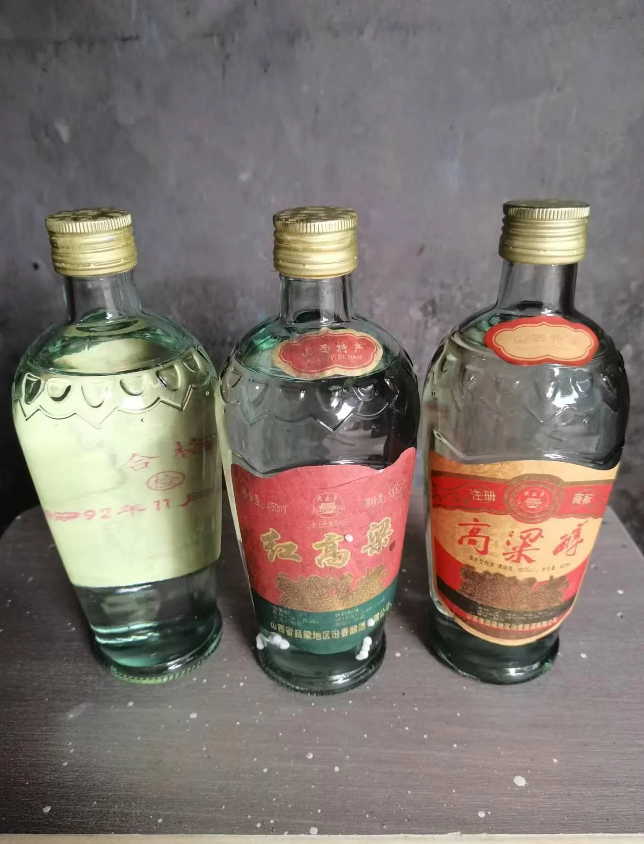 山西红高粱酒酿造原料与发酵工具特写：深红高粱粒与陶缸酒醅_1