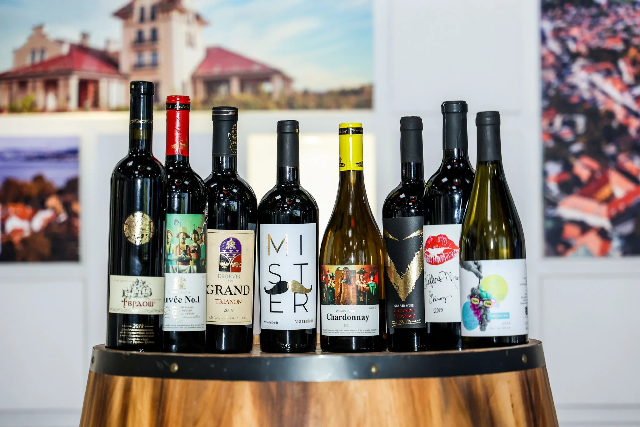 酿酒师手捧新鲜破碎的酿酒葡萄，展示红酒酿造的第一步_1