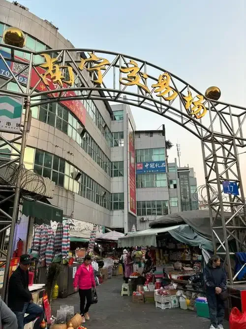 资深酿酒师在南宁酒批发市场实地探访，与店主交流并查看白酒产品_1