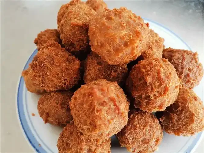 豪猪刺泡在金黄白酒中的特写照片，展示传统泡酒工艺细节_1