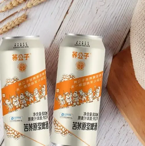 一杯刚倒出的浅琥珀色荞麦啤酒，泡沫丰富，旁边散落着原料荞麦和啤酒花。_1