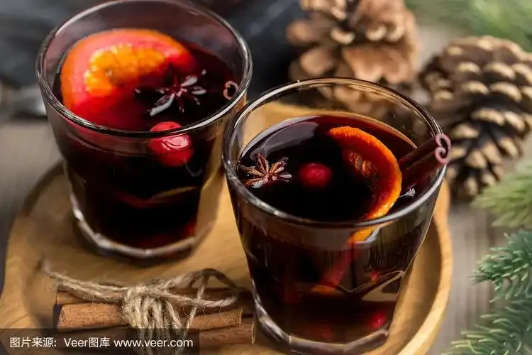 酿酒师手工处理松果并放入玻璃罐中准备制作松果酒的过程特写_1