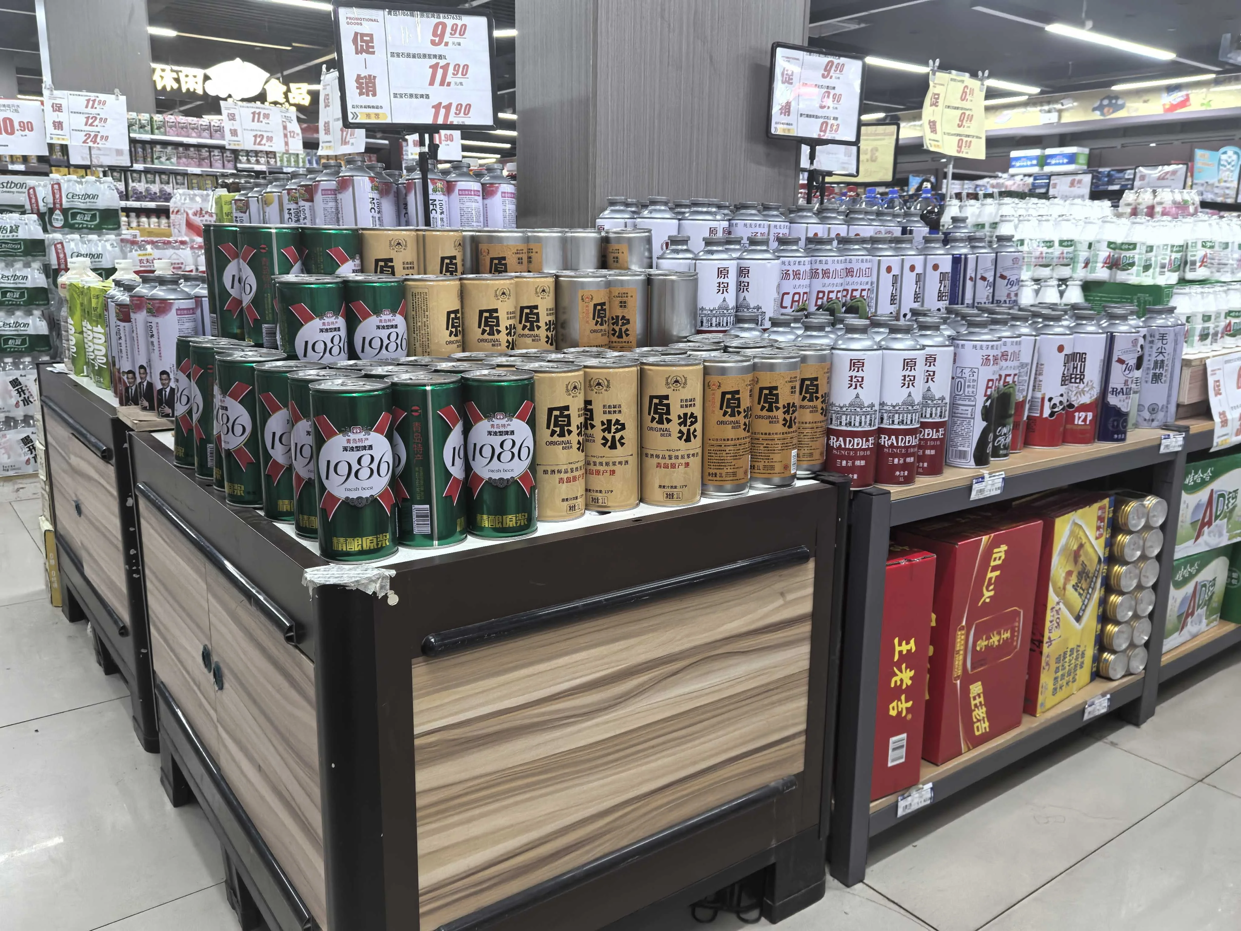 精酿啤酒酿造过程：不锈钢锅中金黄色的麦芽汁正在煮沸，旁边展示着特种麦芽和啤酒花原料。_1