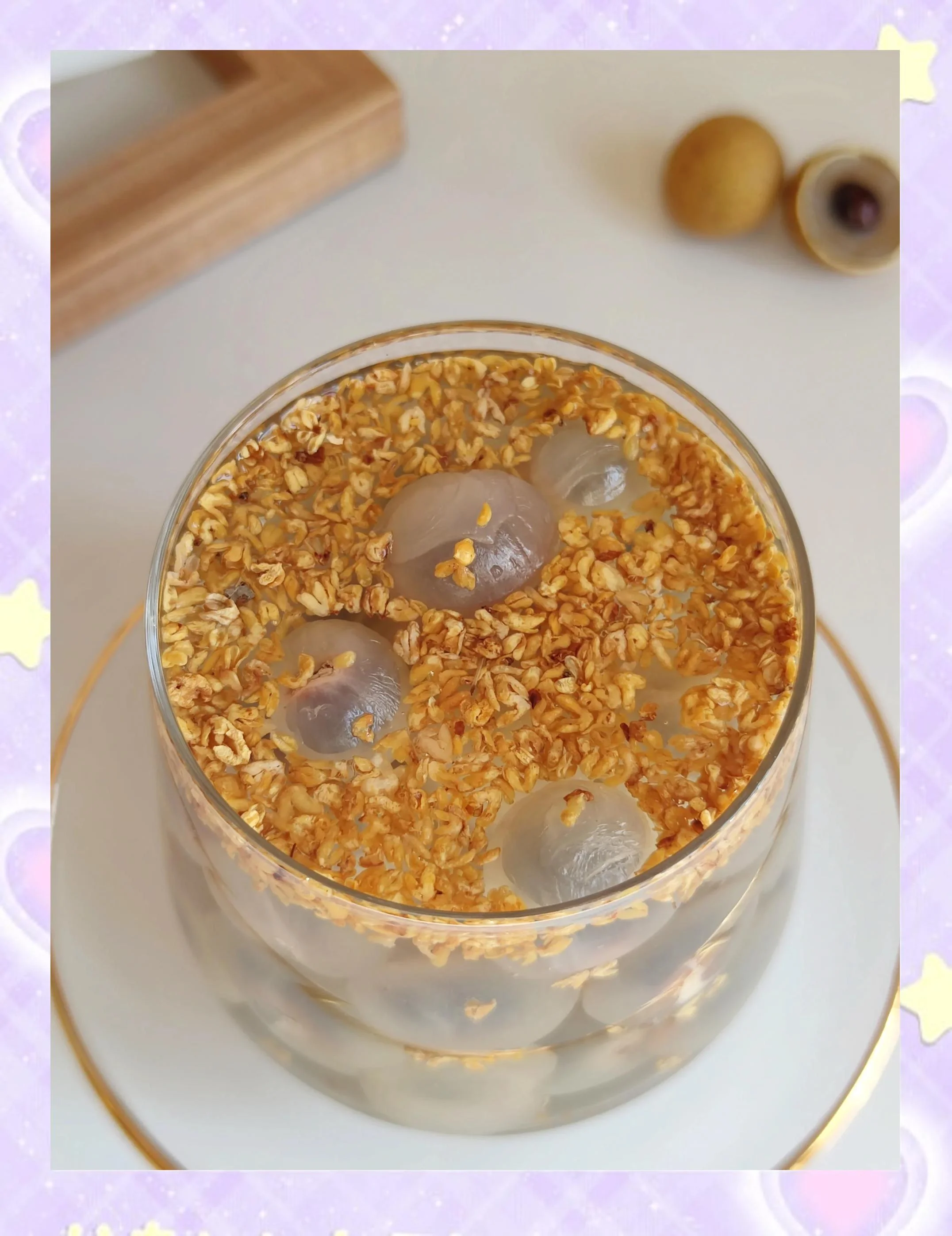 金黄透亮的自制桂花酒，在玻璃罐中与桂花一同静置，展现家庭酿造的质朴美感_1