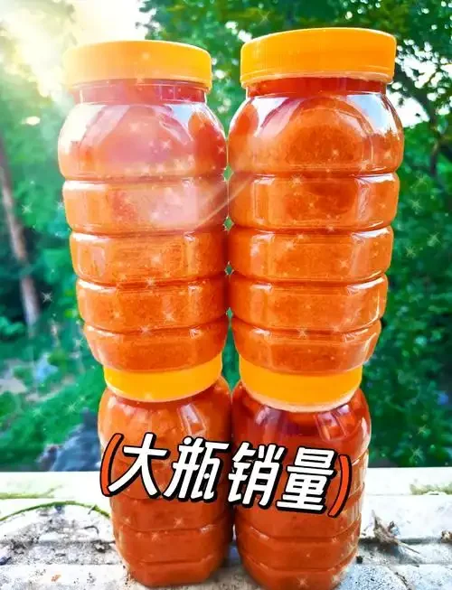 自酿蜂蜜酒展示：透明玻璃罐中的琥珀色蜂蜜酒、天然蜂蜜及柠檬香料_1