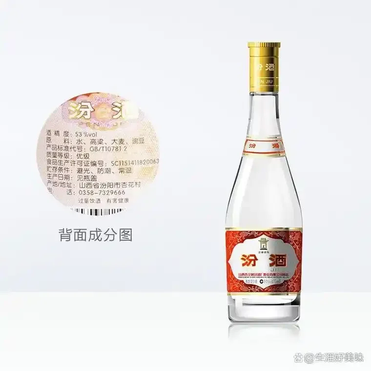 酿酒师从陶缸中舀出清澈的50度以下粮食酒，展示传统酿造过程_1