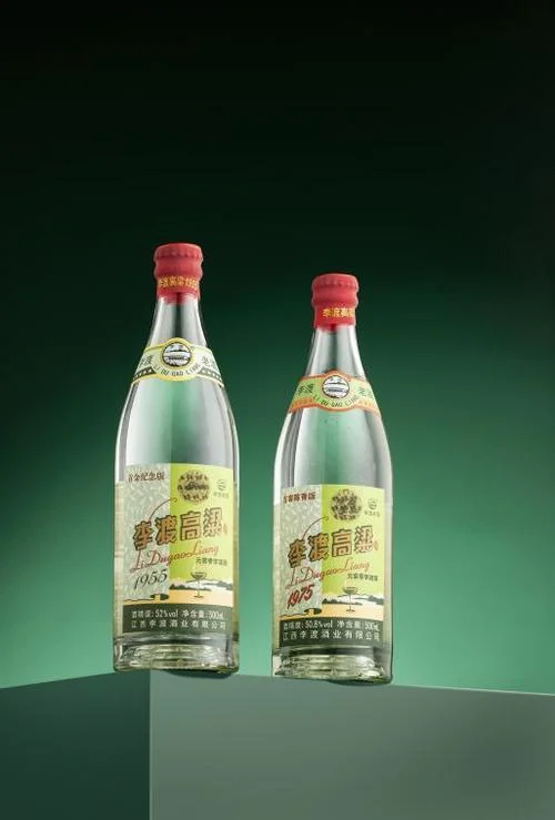 李记高粱酒酿造场景：红缨子高粱、陶坛发酵、老窖池背景_1