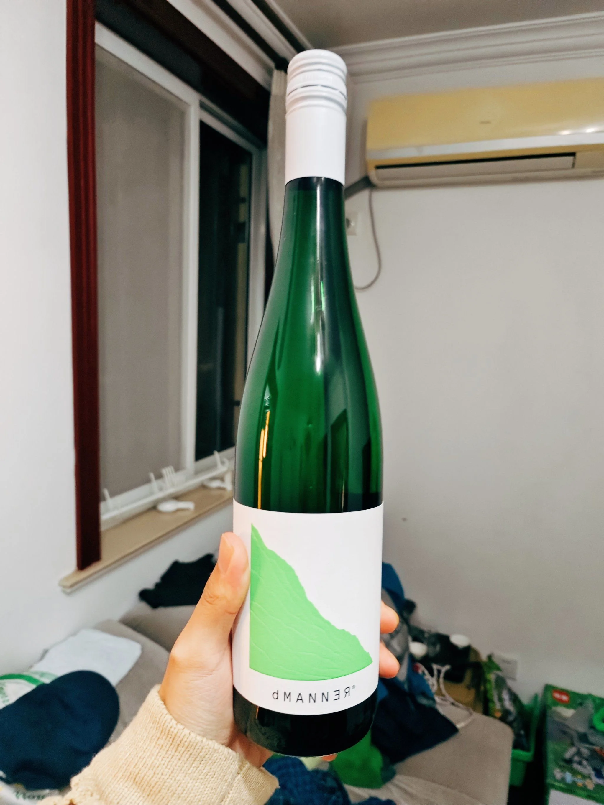 半甜白葡萄酒发酵过程实拍：透明发酵罐中的浅金色酒液，旁边是新鲜白葡萄和测量工具。_1