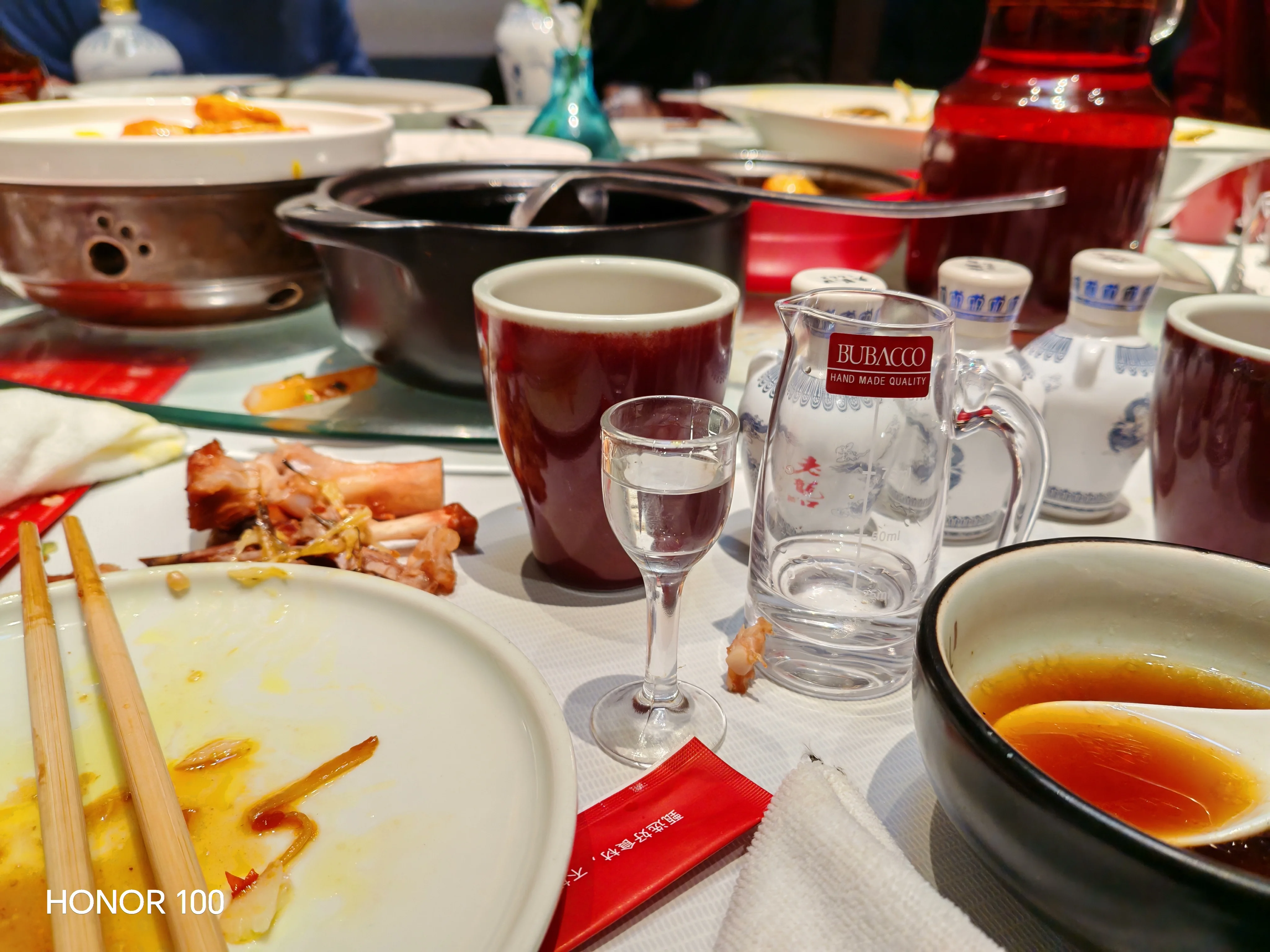资深酿酒师分享喝酒技巧:餐桌上摆放着酒杯、花生米和牛肉等食物,展示如何搭配饮食让喝酒更不易醉。_1