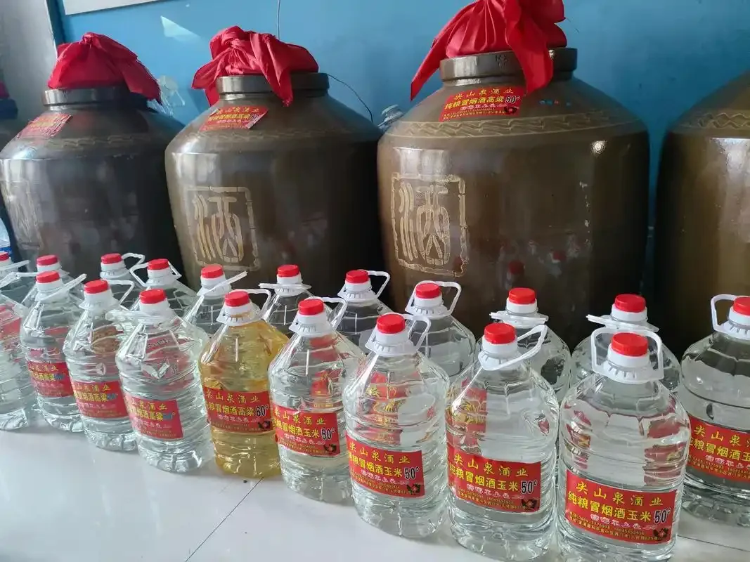 酿酒师在传统酒坊陶缸前进行酒醅品鉴操作的场景，展现纯粮酿造的真实过程_1