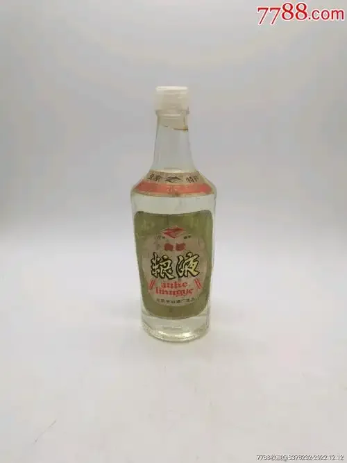 资深酿酒师的工作台，展示用于鉴赏和判断收藏潜力的各类经典白酒与工具。_1