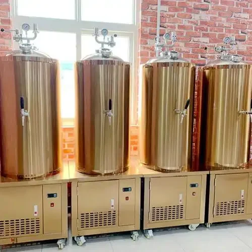 商用鲜啤酒生产设备（鲜啤机）实景图，包括发酵罐、糖化锅和控制面板，展示设备连接与啤酒流出状态。_1