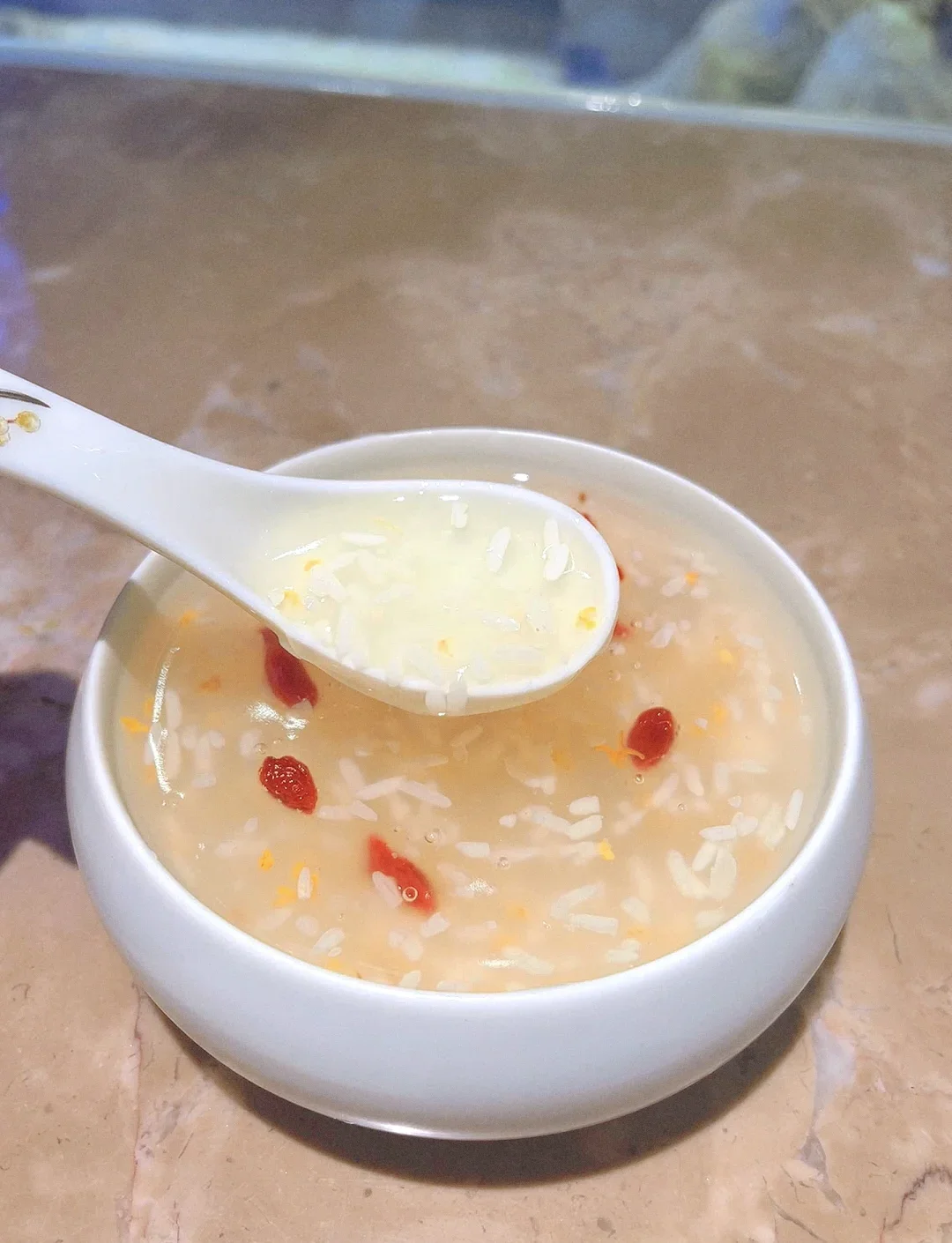 正在发酵中的自制糯米桂花酒，玻璃罐中可见糯米与桂花，旁边摆放有酿酒工具，充满手作氛围。_1