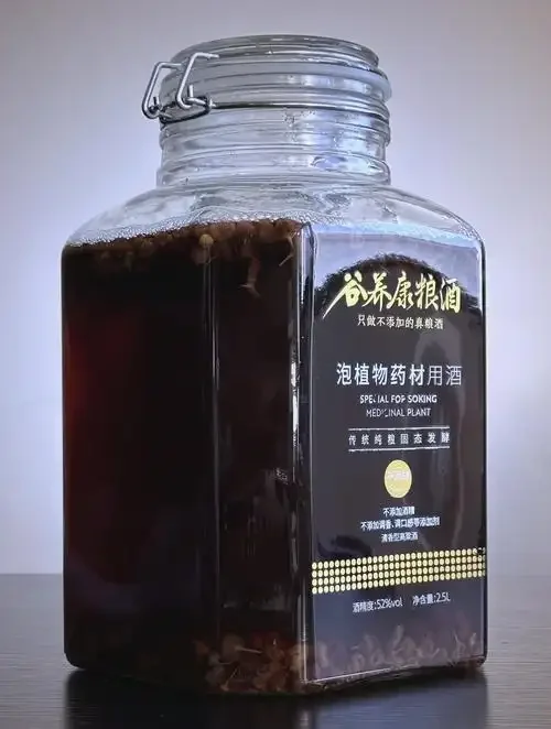 海马与肉苁蓉在透明玻璃酒坛中浸泡的实拍图，展示黄金搭配比例和纯净酒体_1