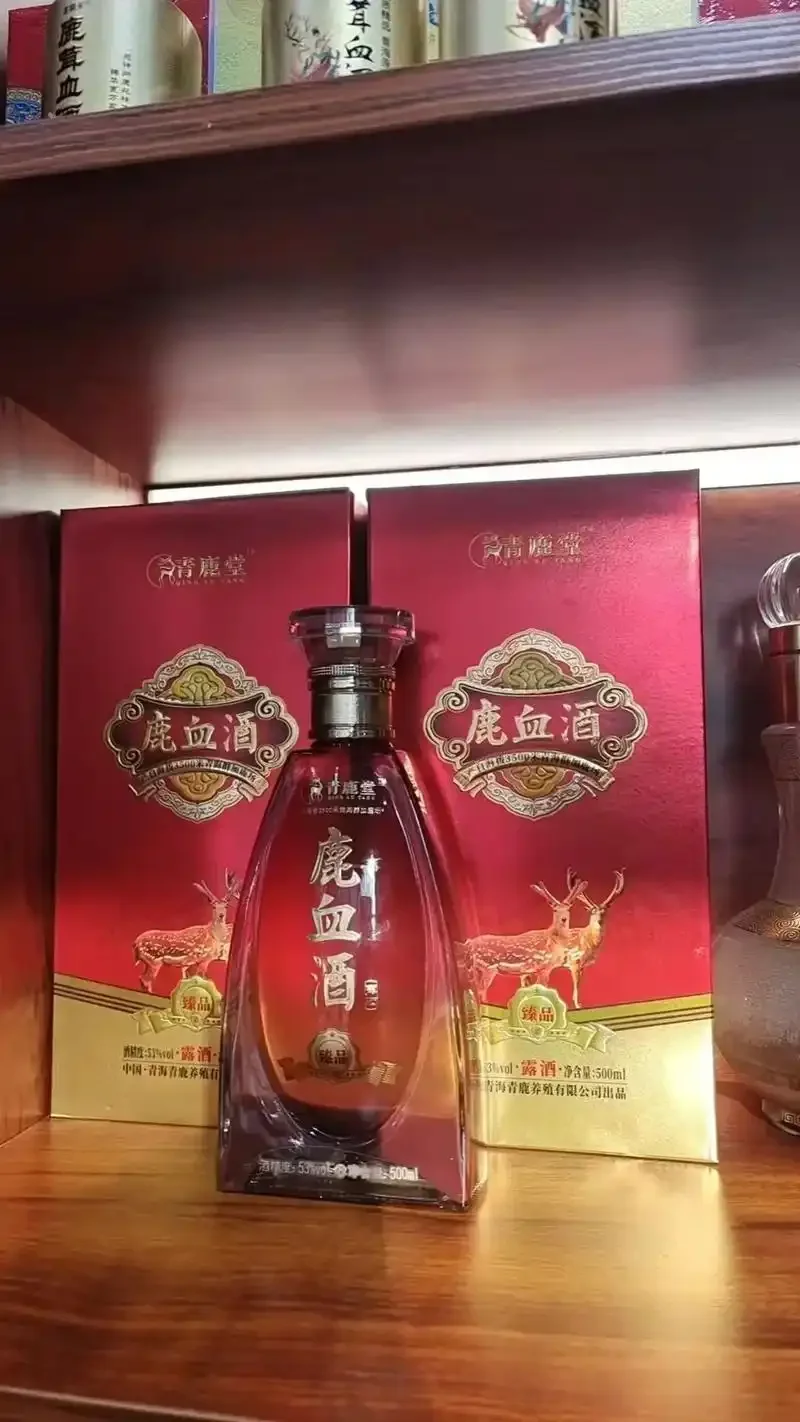 南楼山酿酒师展示的传统鹿鞭泡酒样品，酒液澄澈，药材清晰可见。_1